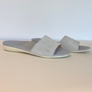 Vionic Val Suede Slides Sandals
Size 8